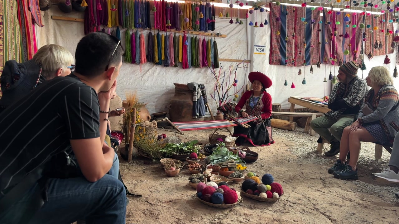 Video: Learning about the dyeing process for textiles in Peru 